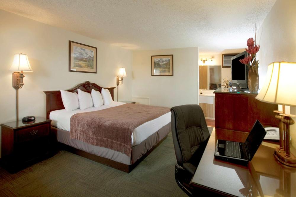 King Room - Non-Smoking interior