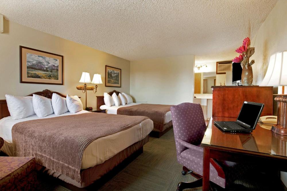 Queen Room with Two Queen Beds - Non-Smoking interior
